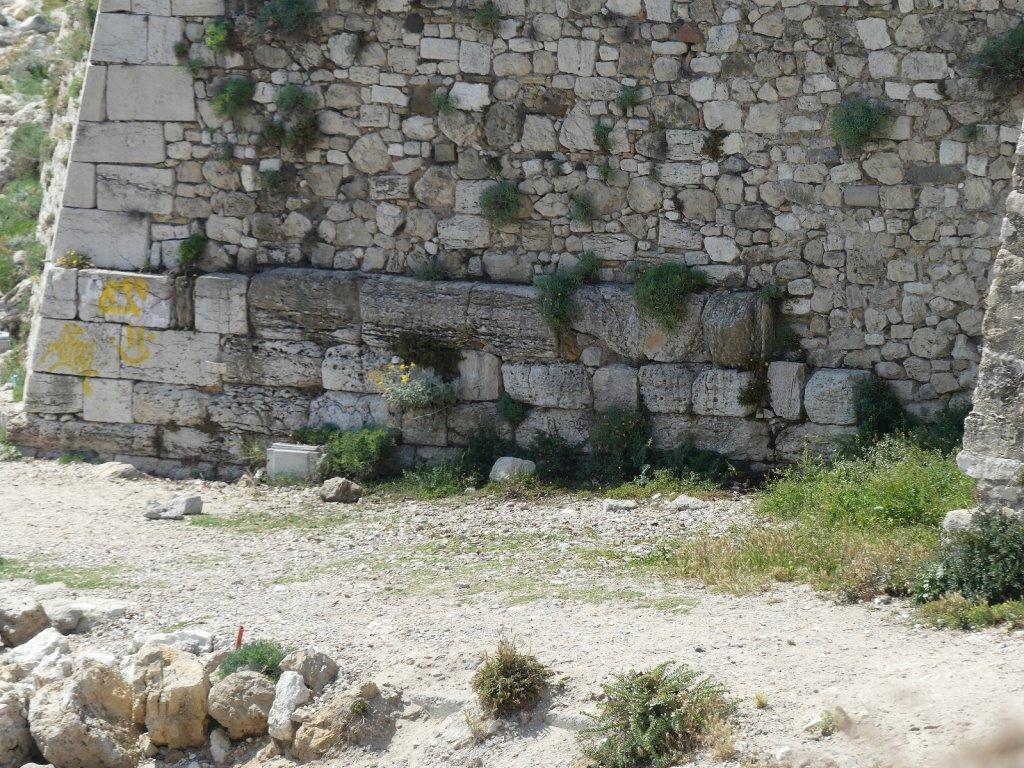 Remparts grecs à la base du mur